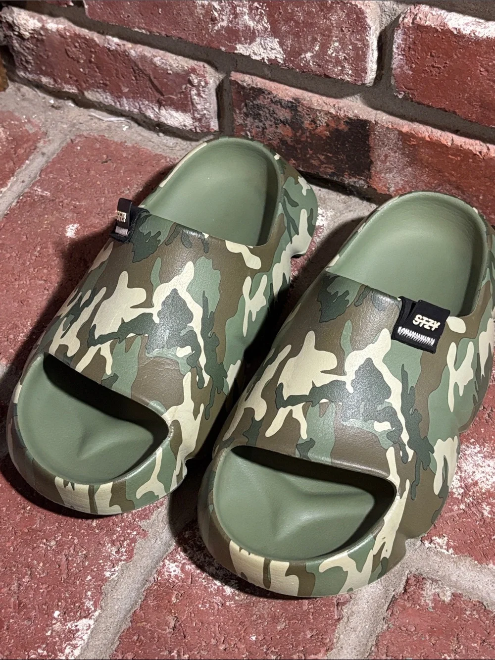 STZY Enok Camo Cloud Slides Youth/Men’s Size 6, Women’s Size 7-7.5